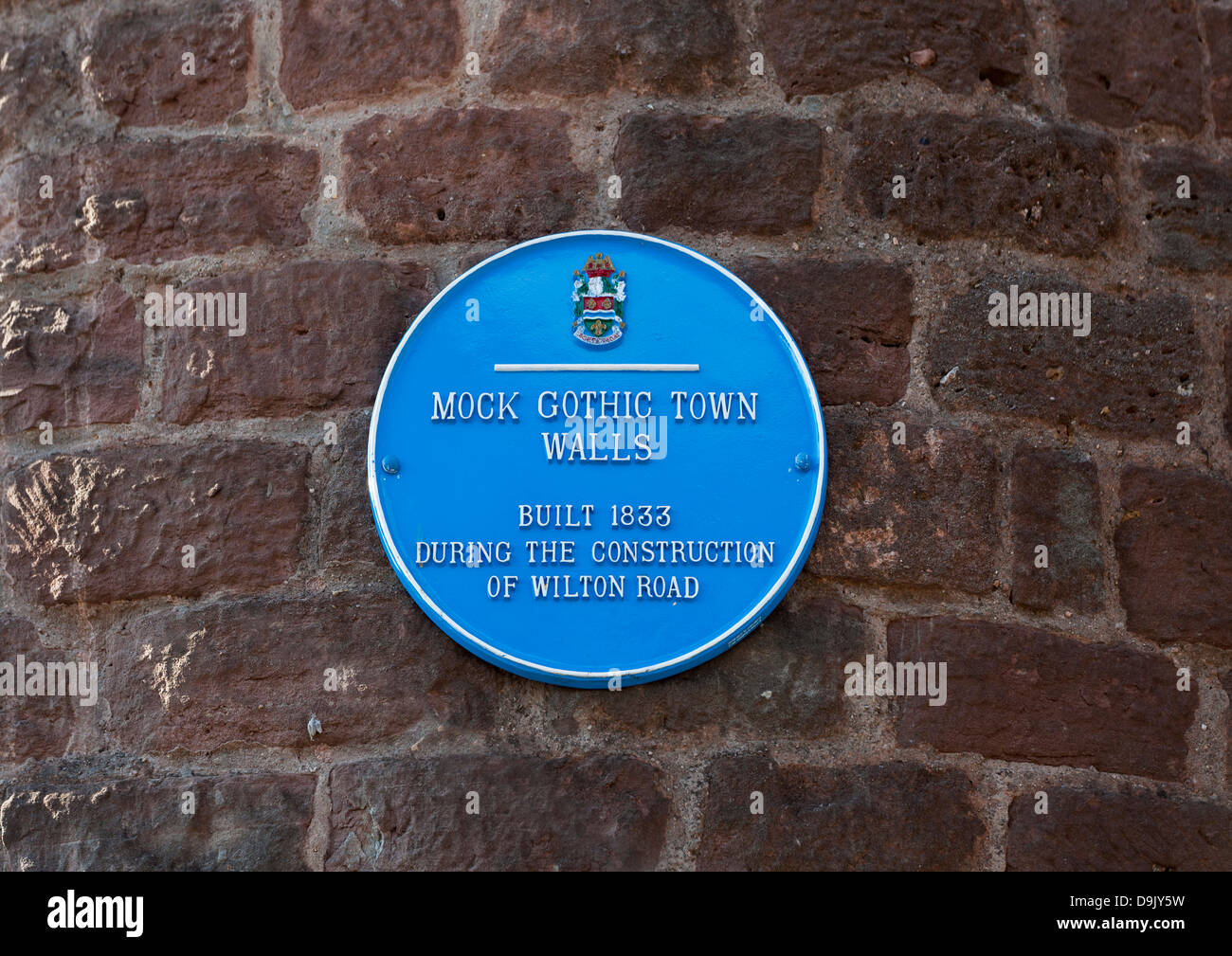 Blaue Plakette auf mock gotische Stadtmauer am Ross-on-Wye, Herefordshire, England, an der walisischen Grenze Stockfoto