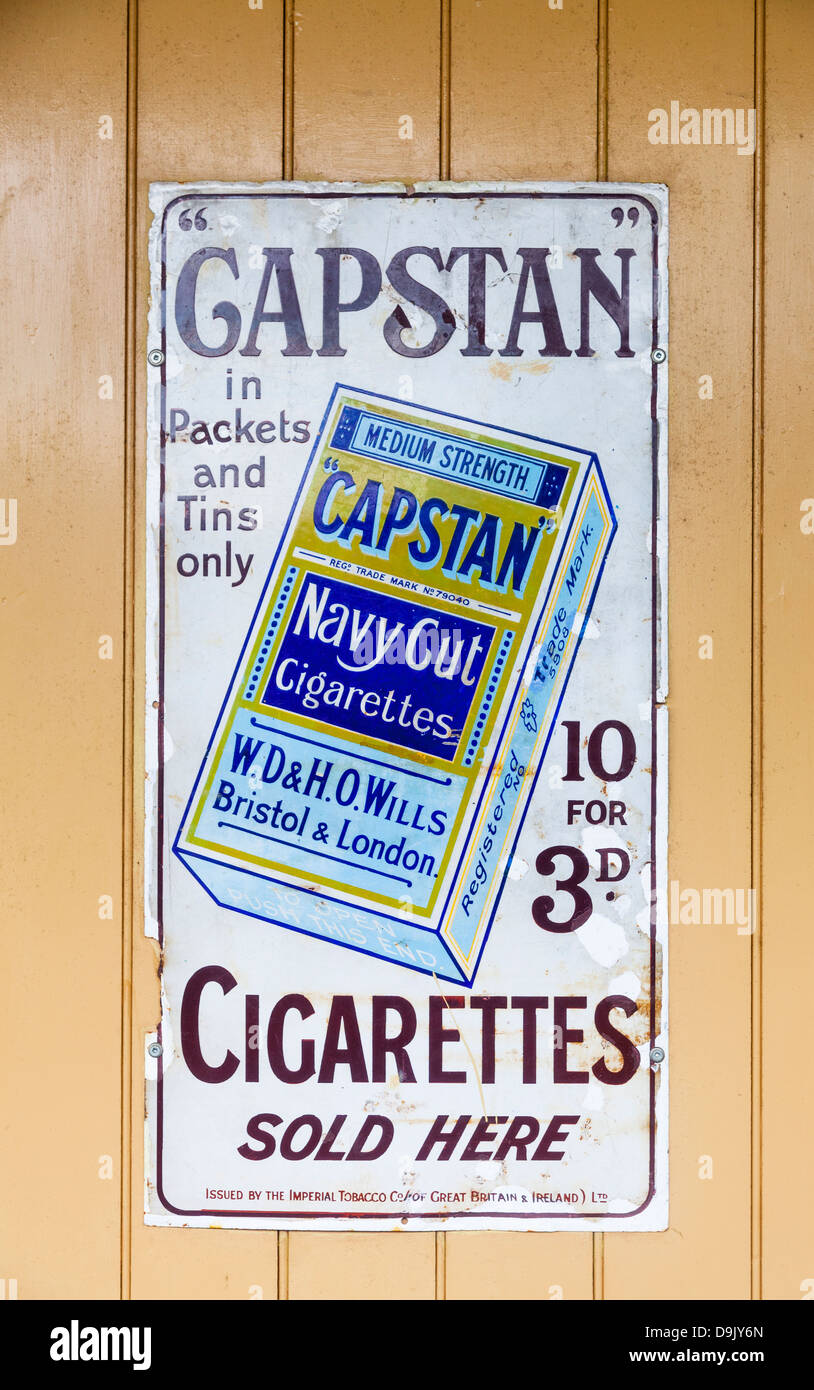 Weiße Vntage Emailleschild Werbung Capstan Navy Cut Zigaretten von WD & HO Wills in einem blauen Paket auf hölzernen Hintergrund Stockfoto