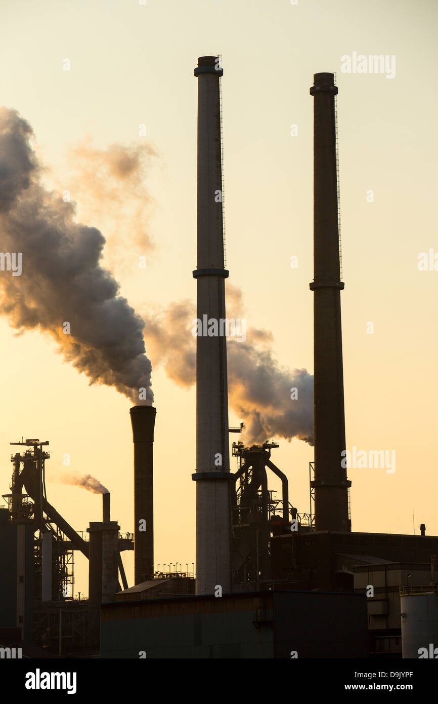 Emissionen von Ijmuiden, Tata steel Works, Niederlande bei Sonnenuntergang. Stockfoto