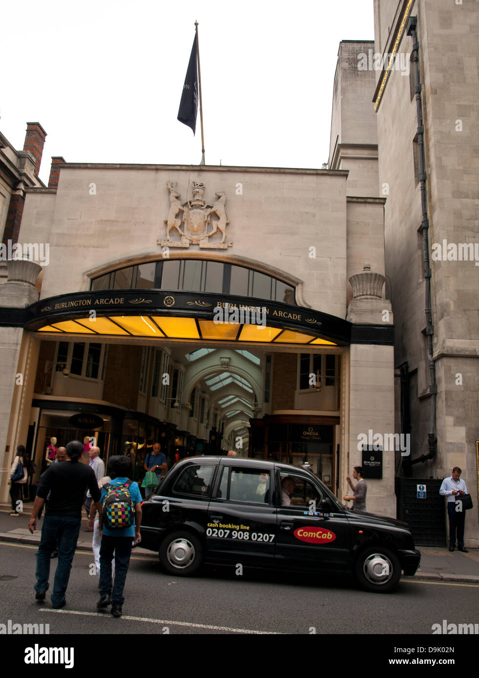 Legendären schwarzen Taxis vor der Burlington Arcade, eine überdachte Einkaufspassage, die hinter Bond Street von Piccadilly durch, Burlington Gardens, London, England, Vereinigtes Königreich läuft Stockfoto