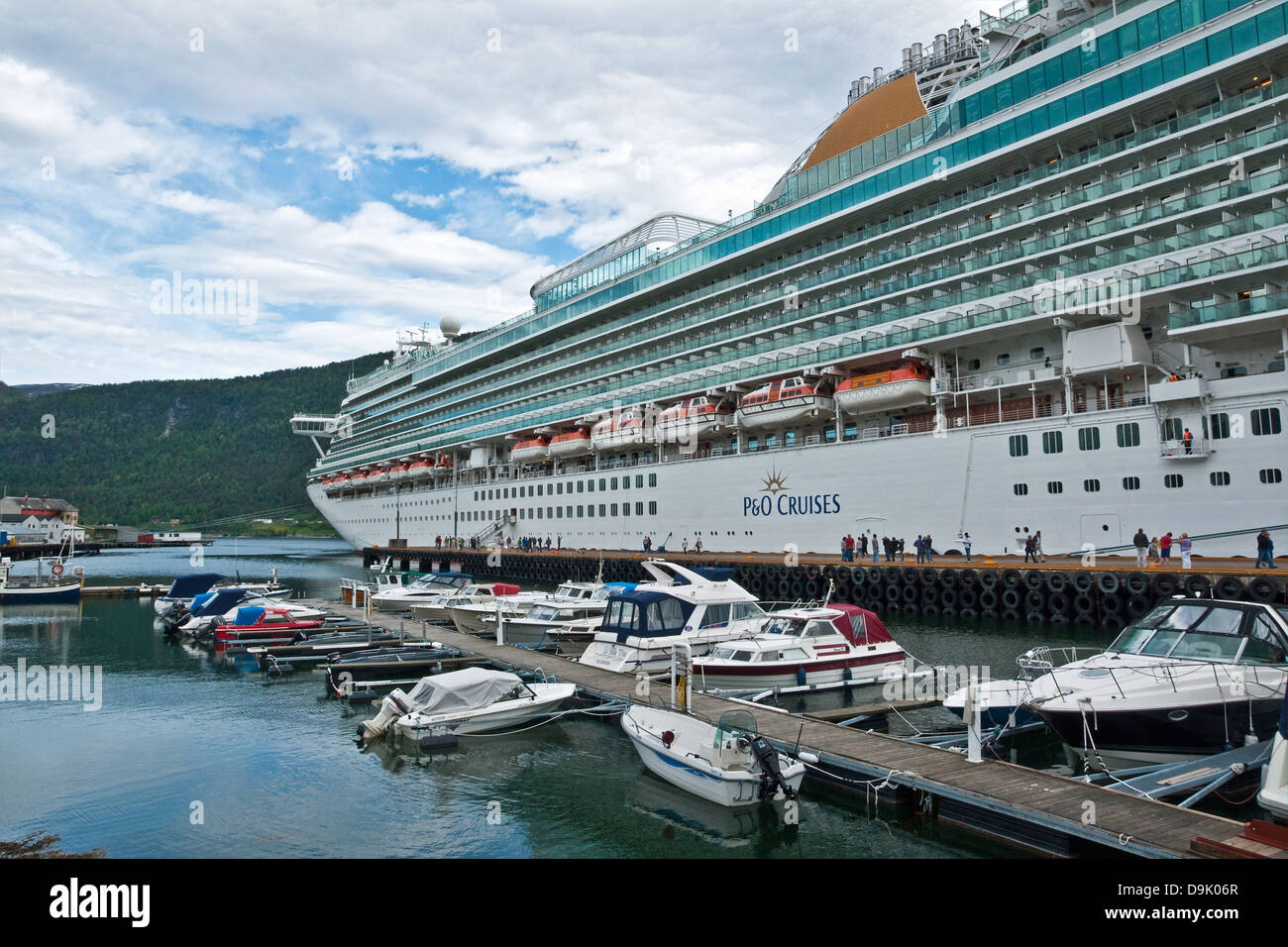 Britische Kreuzfahrtschiff Azura besuchen die Stadt Andalsnes, Norwegen Stockfoto