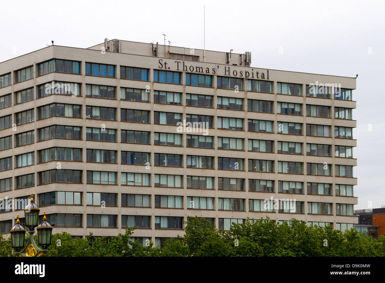 St Thomas' Hospital, Lambeth, London, UK. Blick von der Westminster Bridge. Stockfoto