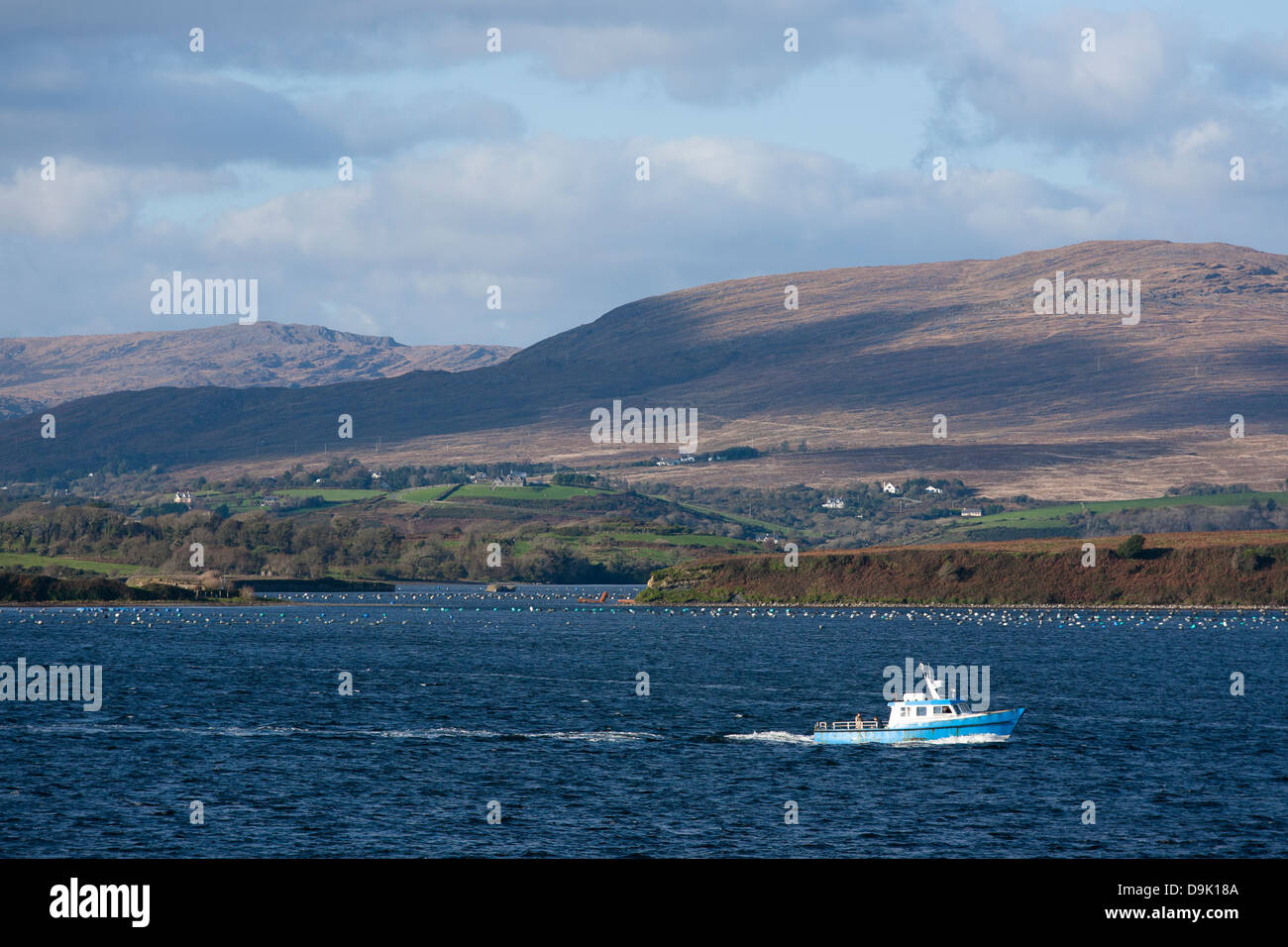 Ein Blick über Bantry Bay als ein Arbeitsboot Motoren Co Cork Irland Stockfoto