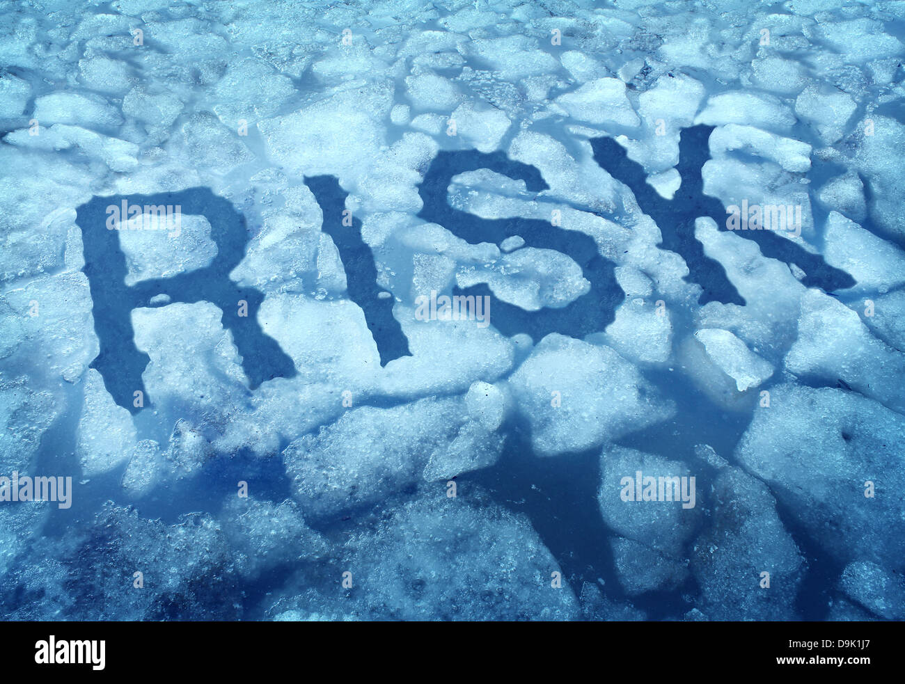 Risiko und Gefahr als ein dünnes Eis-Konzept mit dem Wort eingebettet in einem gebrochenen zugefrorenen See Warnung jede Person als sehr vorsichtig sein Stockfoto