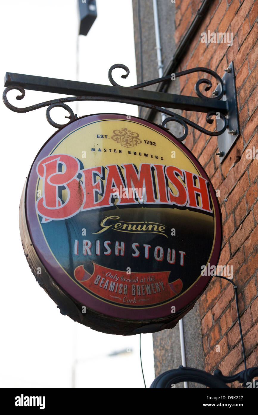 Ein beamish stout Zeichen hängt vor einem Pub in Co Cork Stockfoto