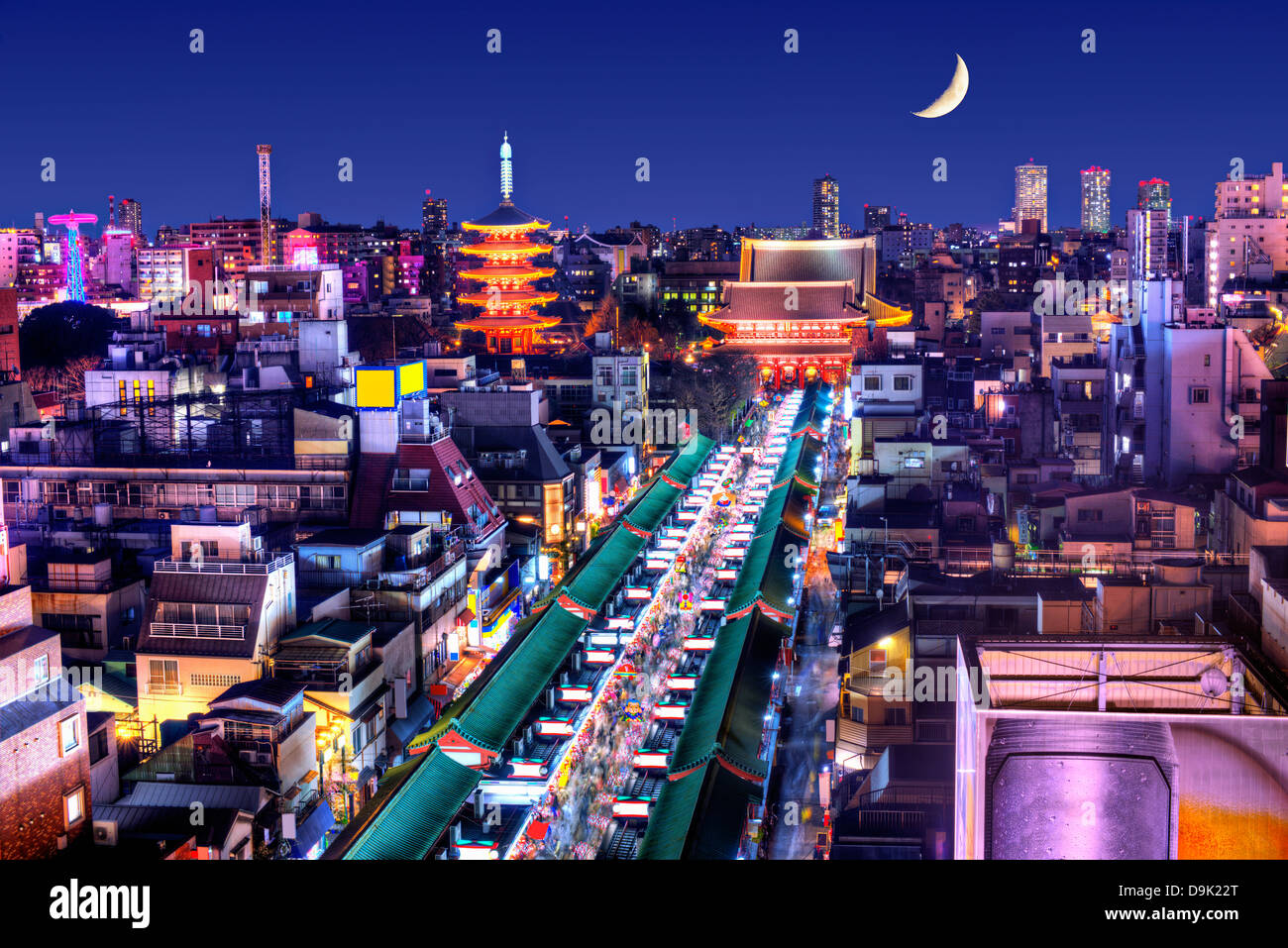 Skyline von Stadtteil Asakusa in Tokyo, Japan mit berühmten Tempeln. Stockfoto