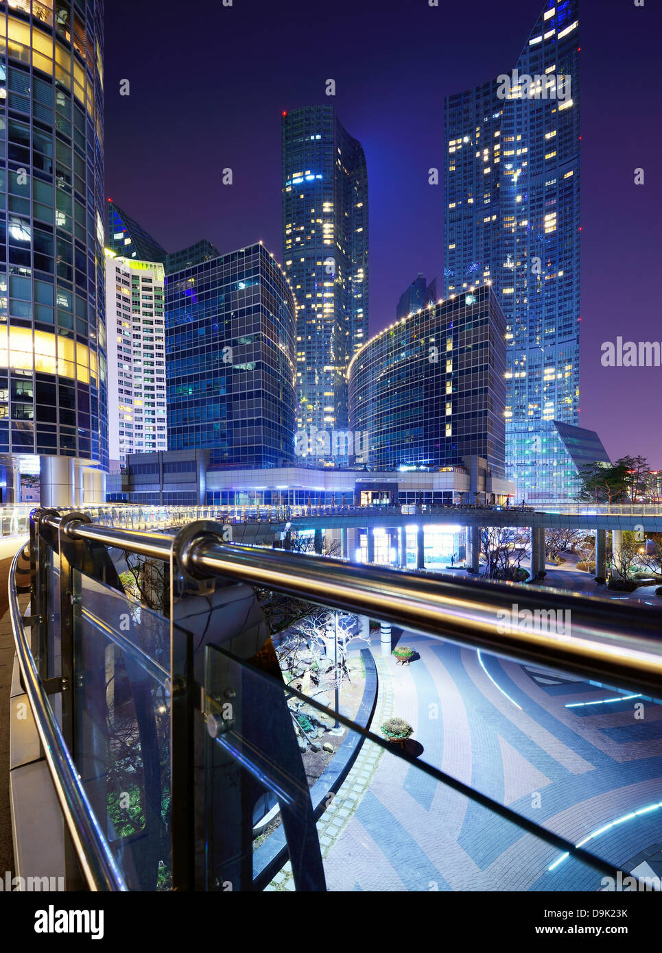 Stadtbild von Luxus hoch steigt im Haeundae Bezirk von Busan, Südkorea in der Nacht. Stockfoto