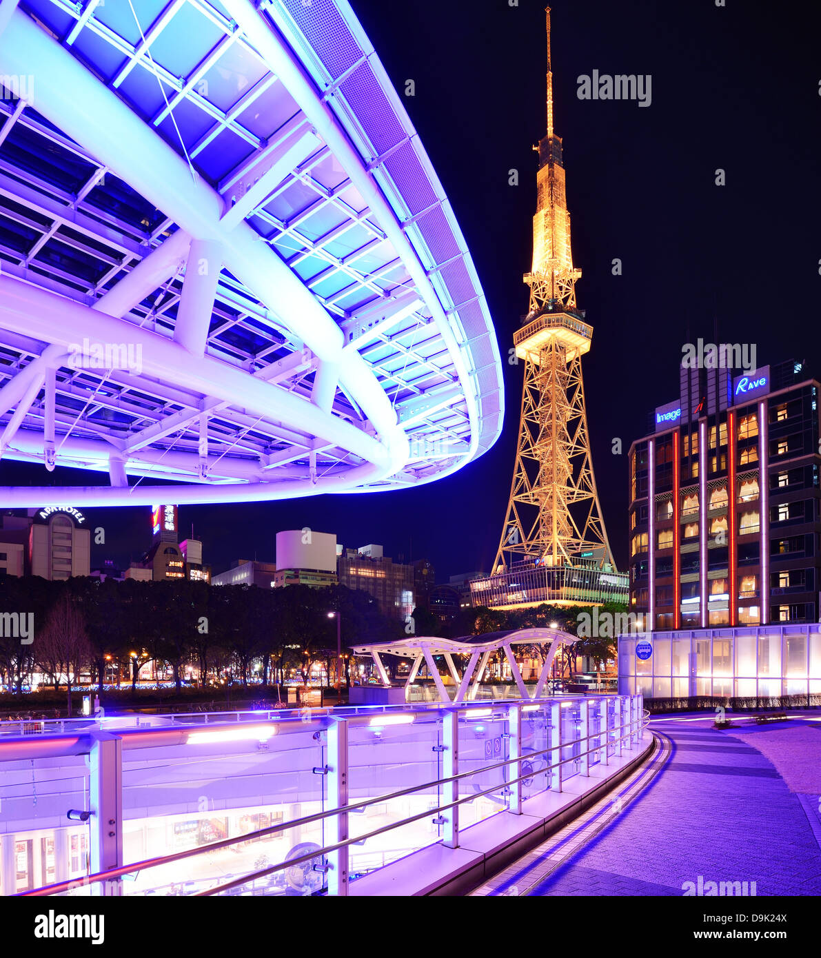 Nagoya, Japan im Oasis 21 und Fernsehturm. Stockfoto