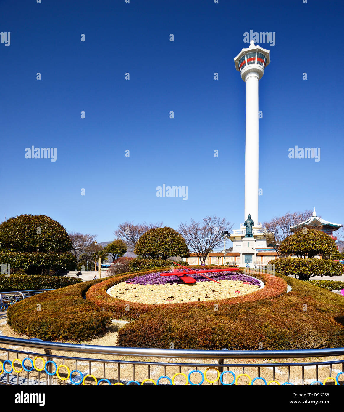 Busan, Südkorea - 11. Februar 2013: Touristen in Busan Tower. Der Turm ist ein 118 Meter hoch und wurde 1973 erbaut. Stockfoto