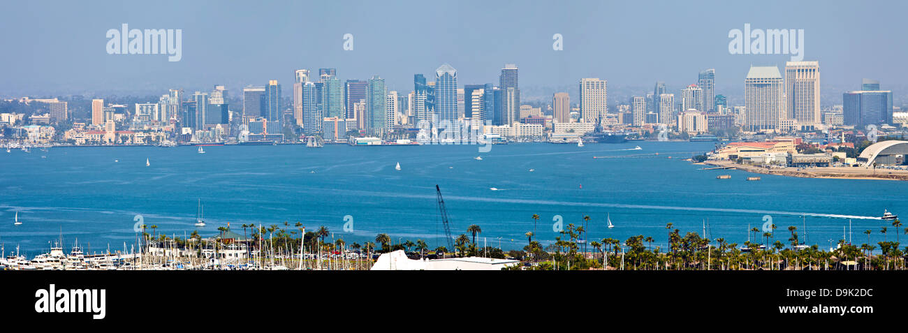 Blick auf San Diego Skyline dunstige Atmosphäre von Point Loma Insel Kalifornien. Stockfoto