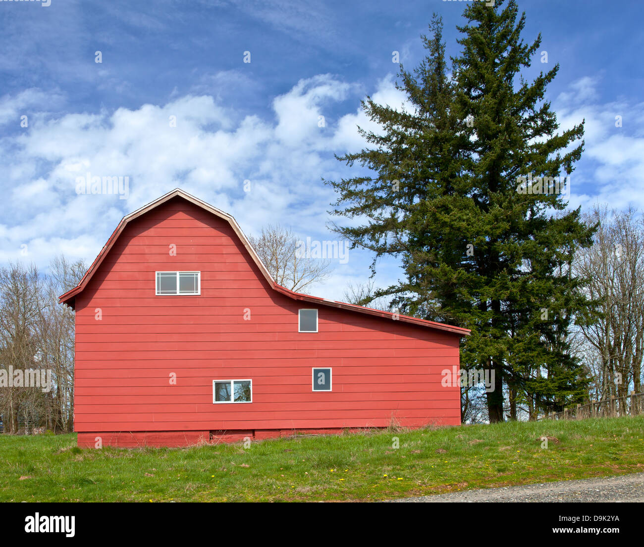 Rote Scheune im ländlichen Oregon. Stockfoto