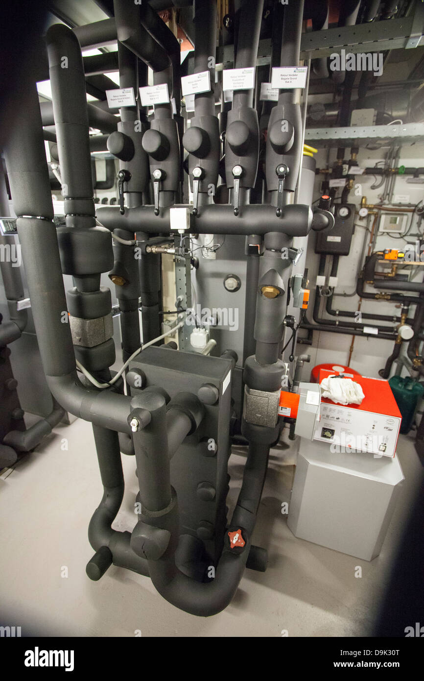 Ein Wasser Wasser-Wärmepumpe verwendet, um Wärme von einem schwimmenden Bürogebäude in Amsterdam, Niederlande. Stockfoto