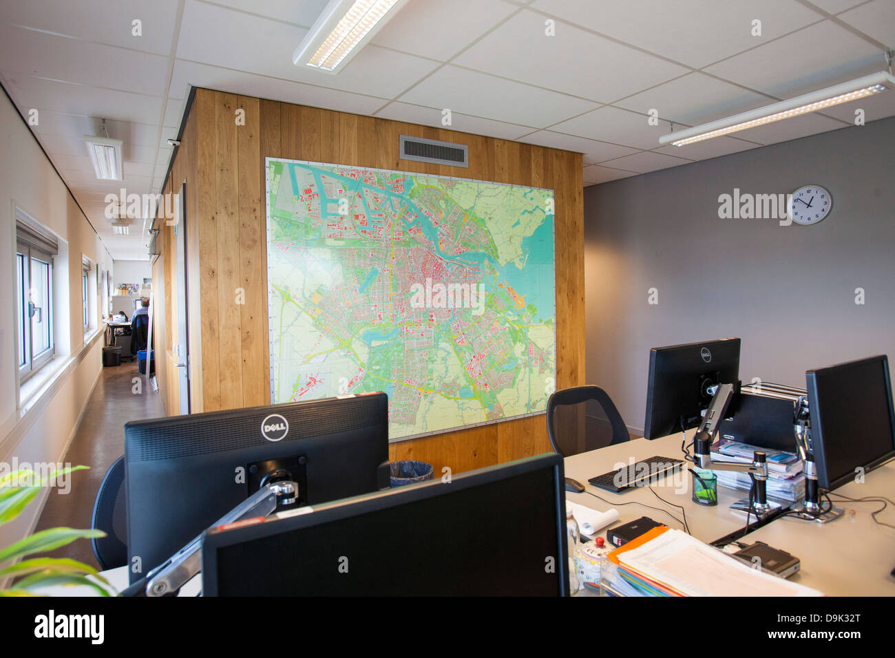 Die schwimmenden Büros von Waternet in Amsterdam, Niederlande. Stockfoto