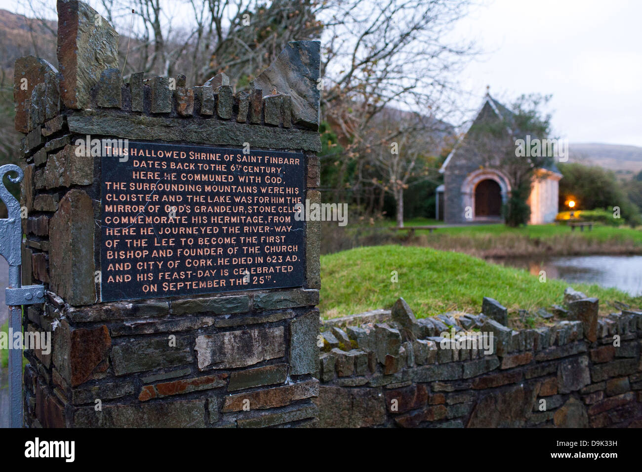 Der Eingang zur Kapelle von Gougane Barra liegt in der Nähe Macroom in der Republik Irland Stockfoto