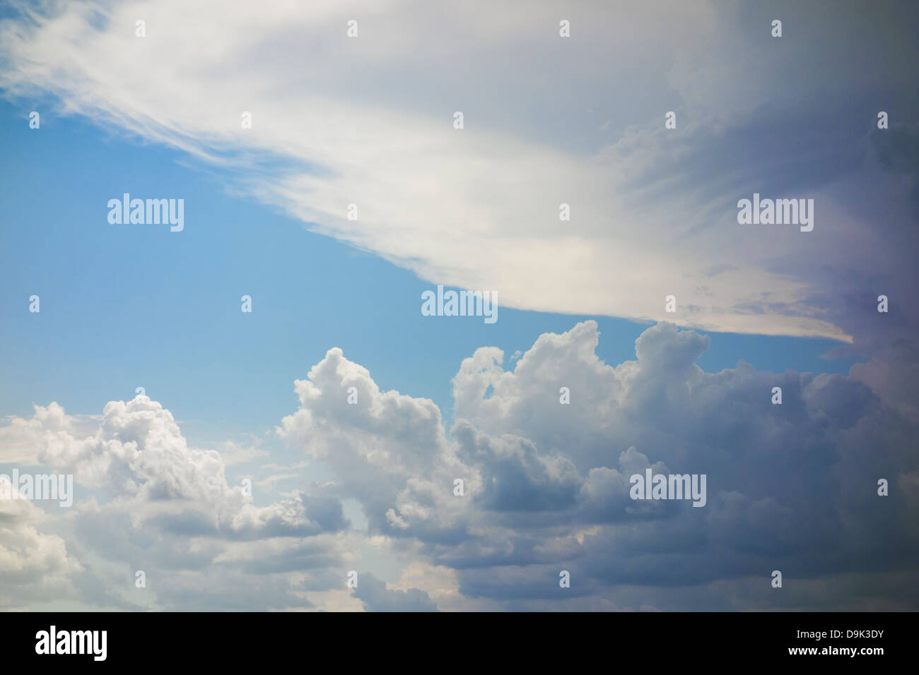 Eine weitere stürmische Cumulonimbus cloud Bildung baut auf den See Overholser in Oklahoma City, OK, USA im späten Frühjahr, nach Mai Tornados den Bereich getroffen. Stockfoto