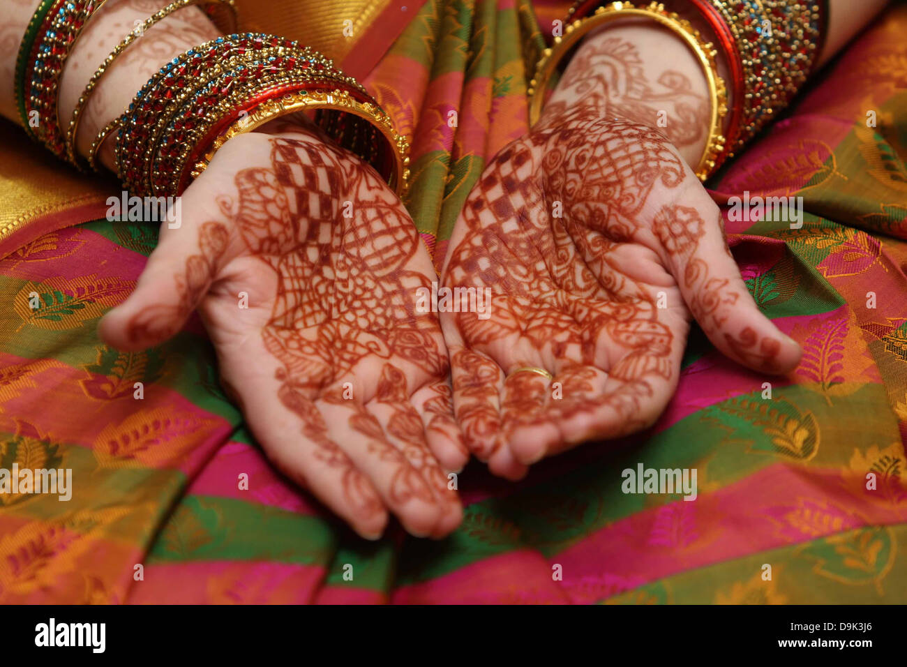 Hinduistische Indien indische Vishnu Segen Hochzeit Zeremonie Braut Henna Hände Stockfoto