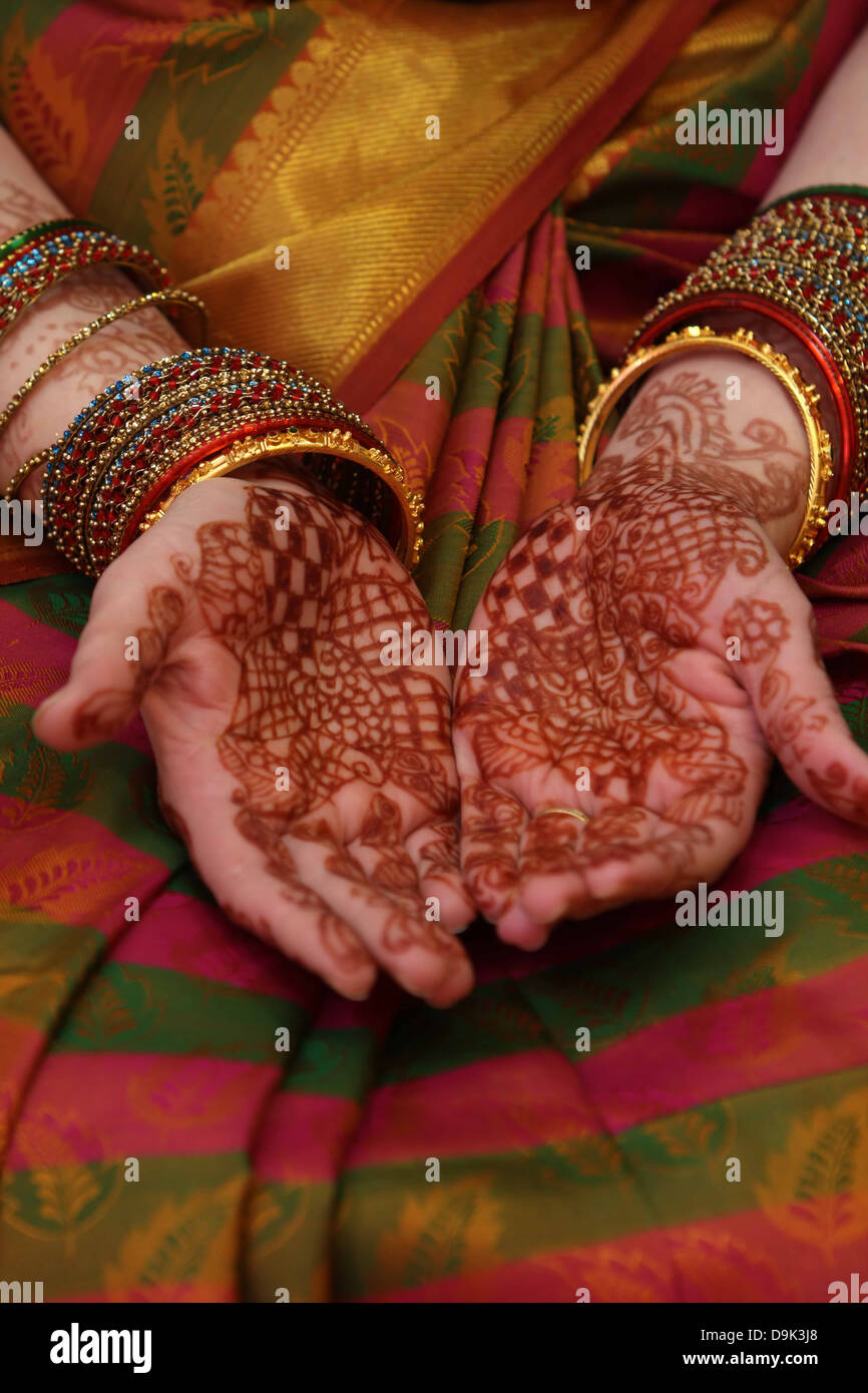 Hinduistische Indien indische Vishnu Segen Hochzeit Zeremonie Braut Henna vertikale Stockfoto