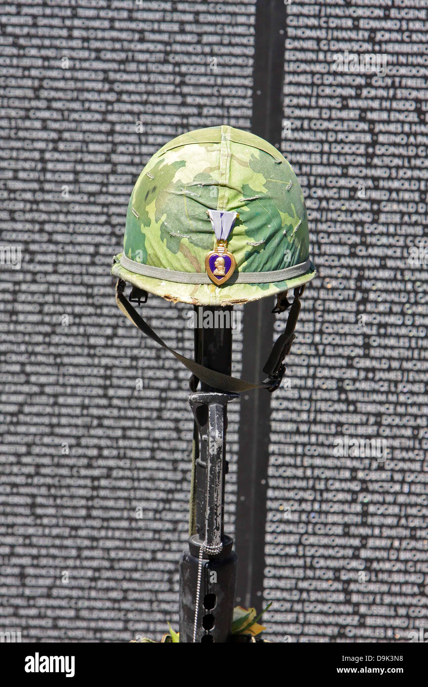 Armee Militärhelm Purple Heart Award Medaille Pistole Gewehr Waffe Vietnam Reisen Mauer der Erinnerung Stockfoto