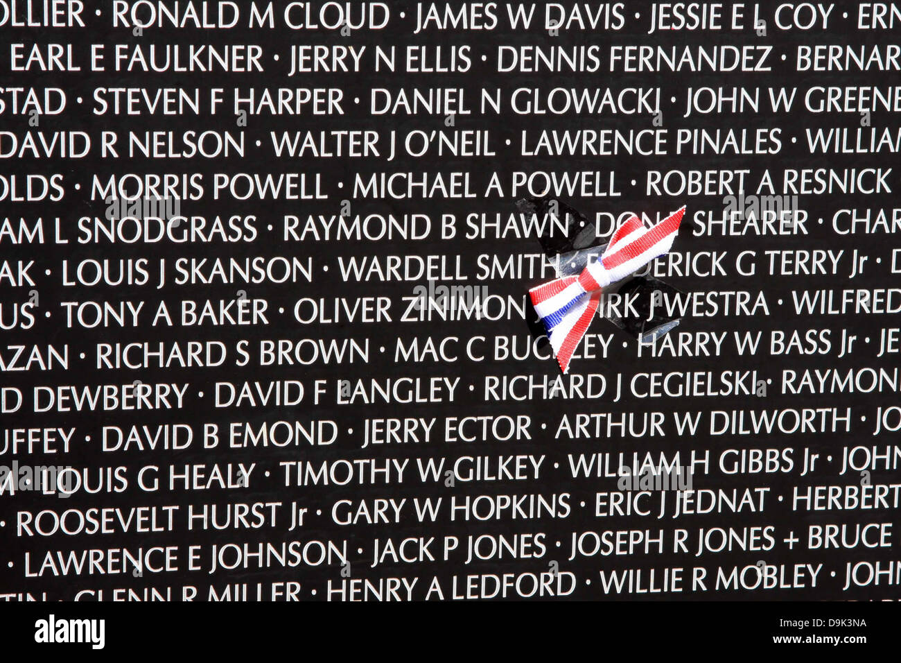 Nahaufnahme der Namen auf der Reise Vietnam-Krieg Denkmal Wand mit rot weiß blau American Amerika Flagge Multifunktionsleisten-USA Stockfoto