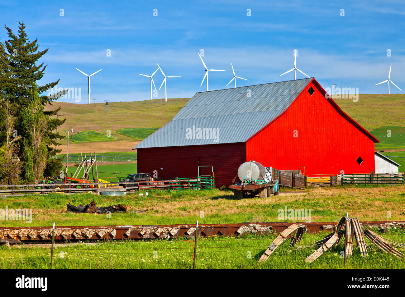 Rote Scheune in einem Land auf dem Bauernhof östlichen Washington PNW. Stockfoto