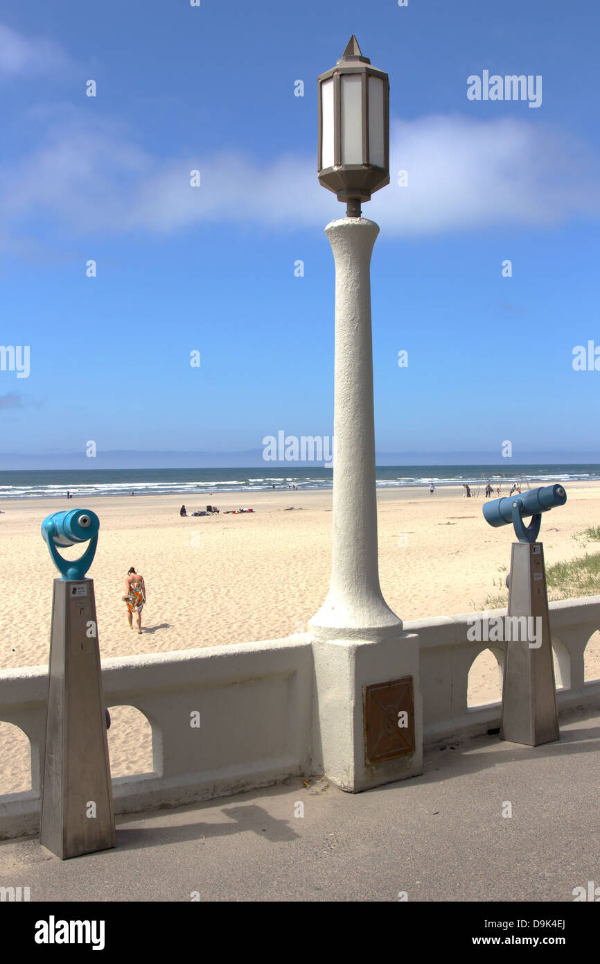 Fernrohre und ein Licht post mit Blick auf den Strand am Meer OP. Stockfoto