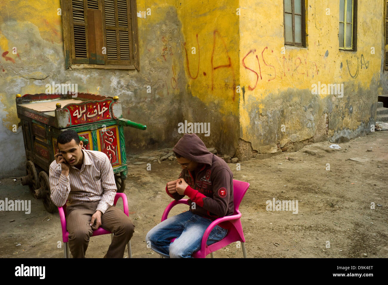 Ein Mann macht einen Anruf auf sein Handy in einer Gasse in der, Bein al-Qasreen Bereich, islamische Kairo, Kairo, Ägypten Stockfoto