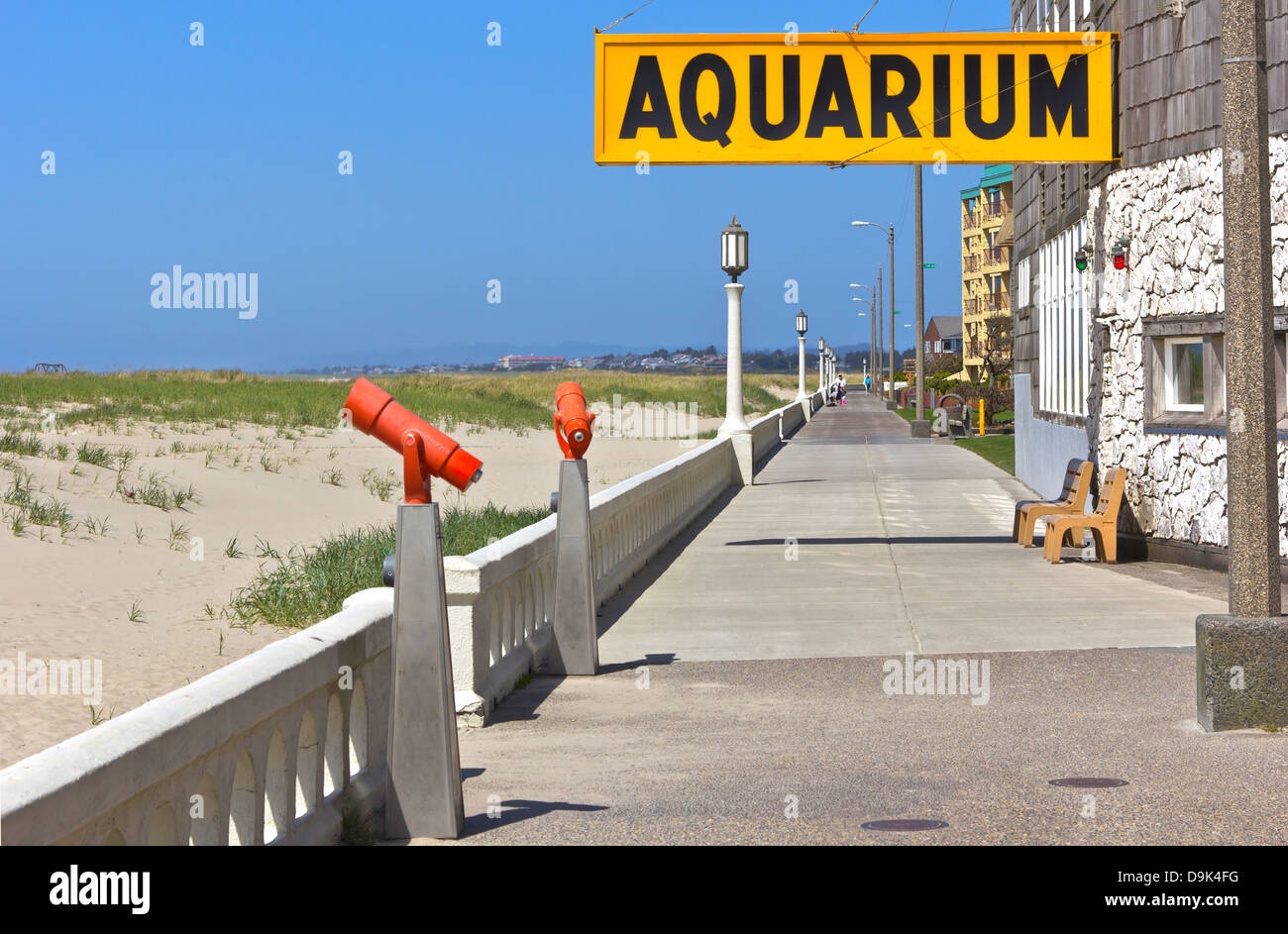 Die Promenade und das Aquarium speichern im Meer oder am Strand entlang. Stockfoto