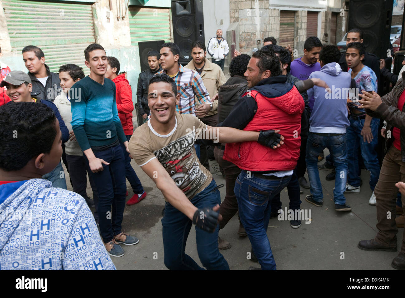 Jungen und Jugendlichen tanzen um ein sound-System in den Straßen feiern eine Hochzeit, islamische Kairo, Kairo, Ägypten Stockfoto