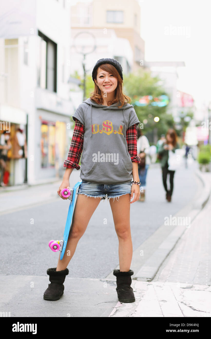 Skater-Girl lächelt in die Kamera Stockfoto