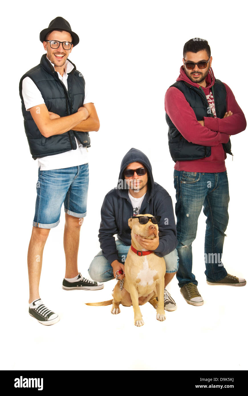 Funky hip Hop Mitglieder mit Pitbull Hund isoliert auf weißem Hintergrund Stockfoto