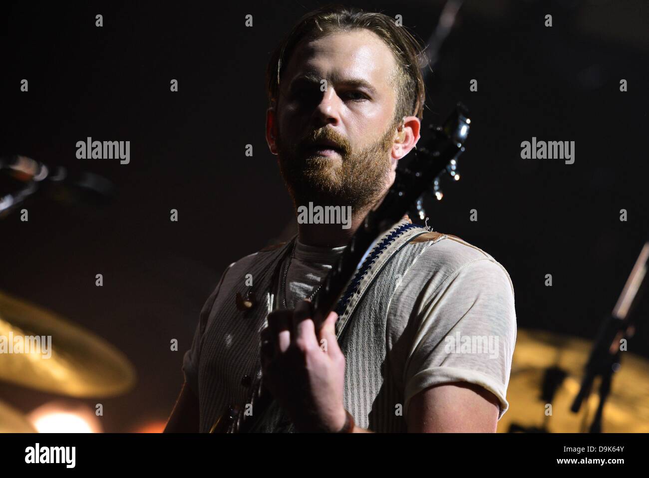 Köln, Deutschland. 20. Juni 2013. Sänger und Gitarrist Caleb Followill der US-Rock-Band "Kings of Leon" abgebildet ist, während eines Konzerts in der Lanxess Arena in Köln, Deutschland, 20. Juni 2013. Foto: Jan Knoff/Dpa/Alamy Live News Stockfoto