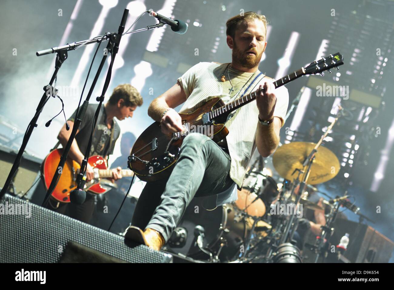 Köln, Deutschland. 20. Juni 2013. Sänger und Gitarrist Caleb Followill der US-Rock-Band "Kings of Leon" abgebildet ist, während eines Konzerts in der Lanxess Arena in Köln, Deutschland, 20. Juni 2013. Foto: Jan Knoff/Dpa/Alamy Live News Stockfoto