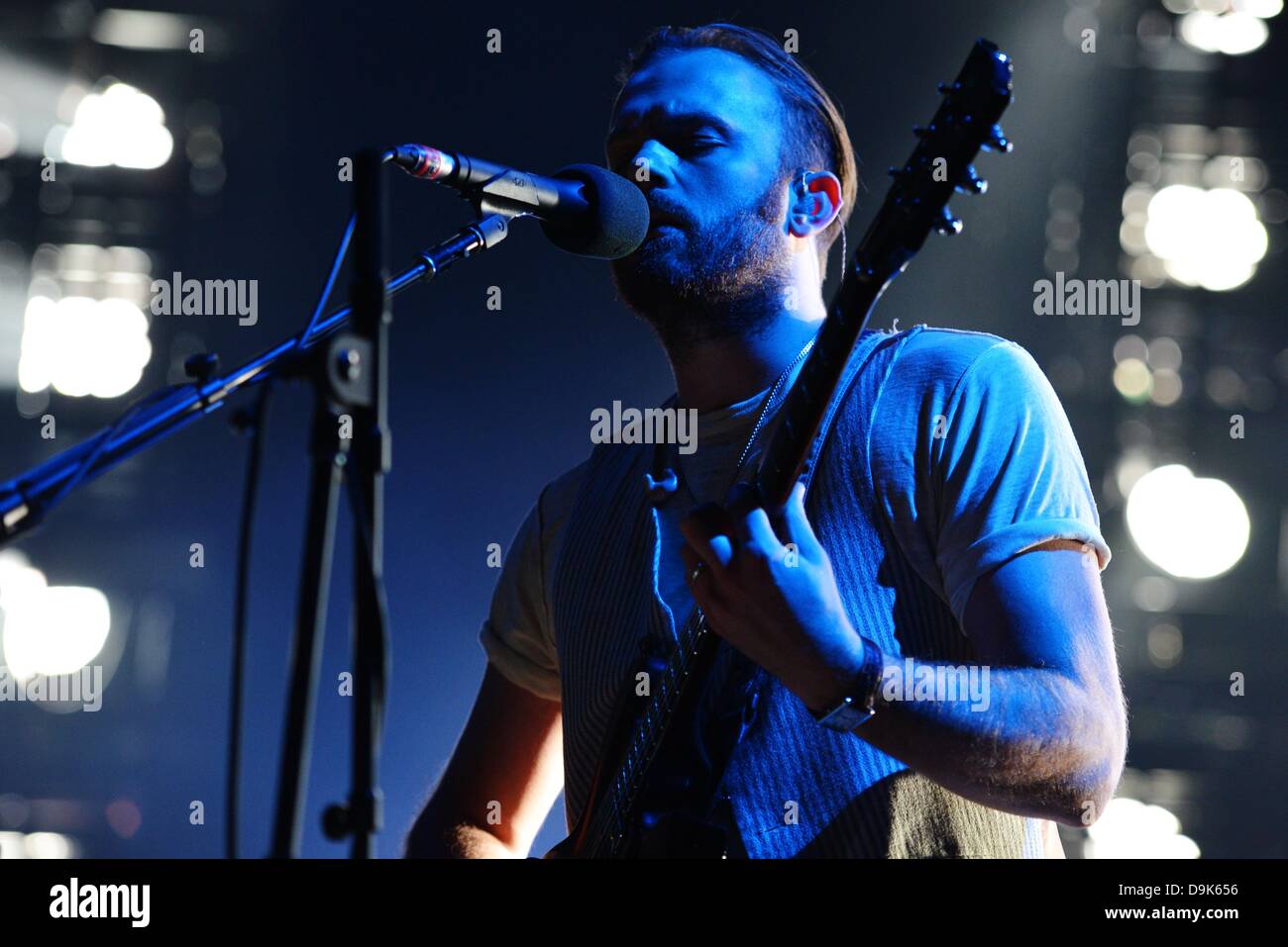 Köln, Deutschland. 20. Juni 2013. Sänger und Gitarrist Caleb Followill der US-Rock-Band "Kings of Leon" abgebildet ist, während eines Konzerts in der Lanxess Arena in Köln, Deutschland, 20. Juni 2013. Foto: Jan Knoff/Dpa/Alamy Live News Stockfoto
