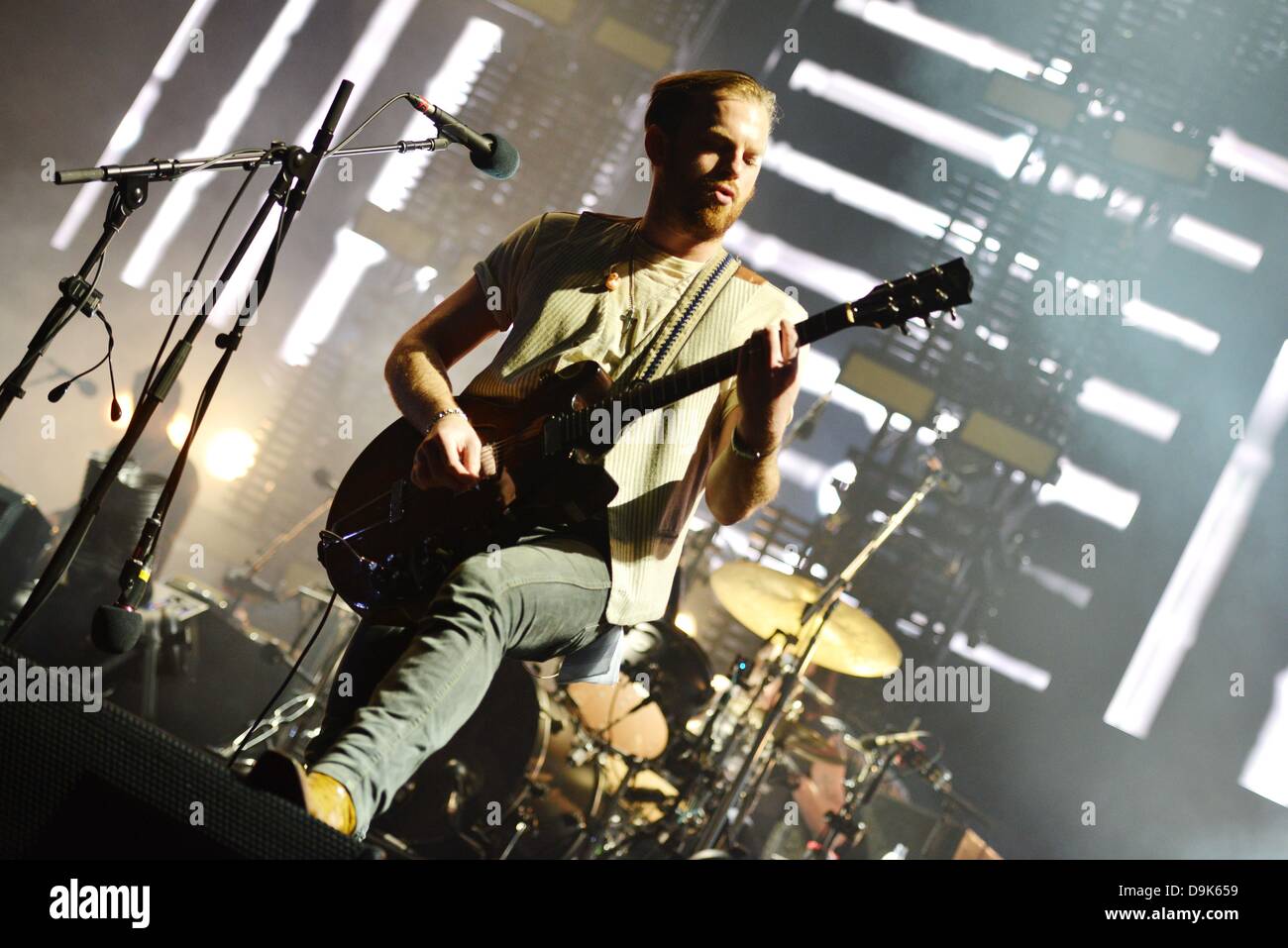 Köln, Deutschland. 20. Juni 2013. Sänger und Gitarrist Caleb Followill der US-Rock-Band "Kings of Leon" abgebildet ist, während eines Konzerts in der Lanxess Arena in Köln, Deutschland, 20. Juni 2013. Foto: Jan Knoff/Dpa/Alamy Live News Stockfoto