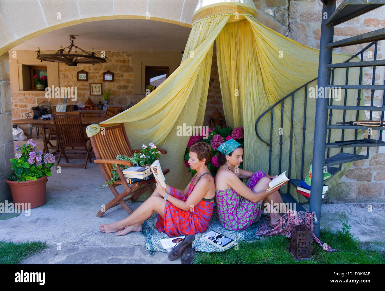 zwei junge Frauen lesen Stockfoto