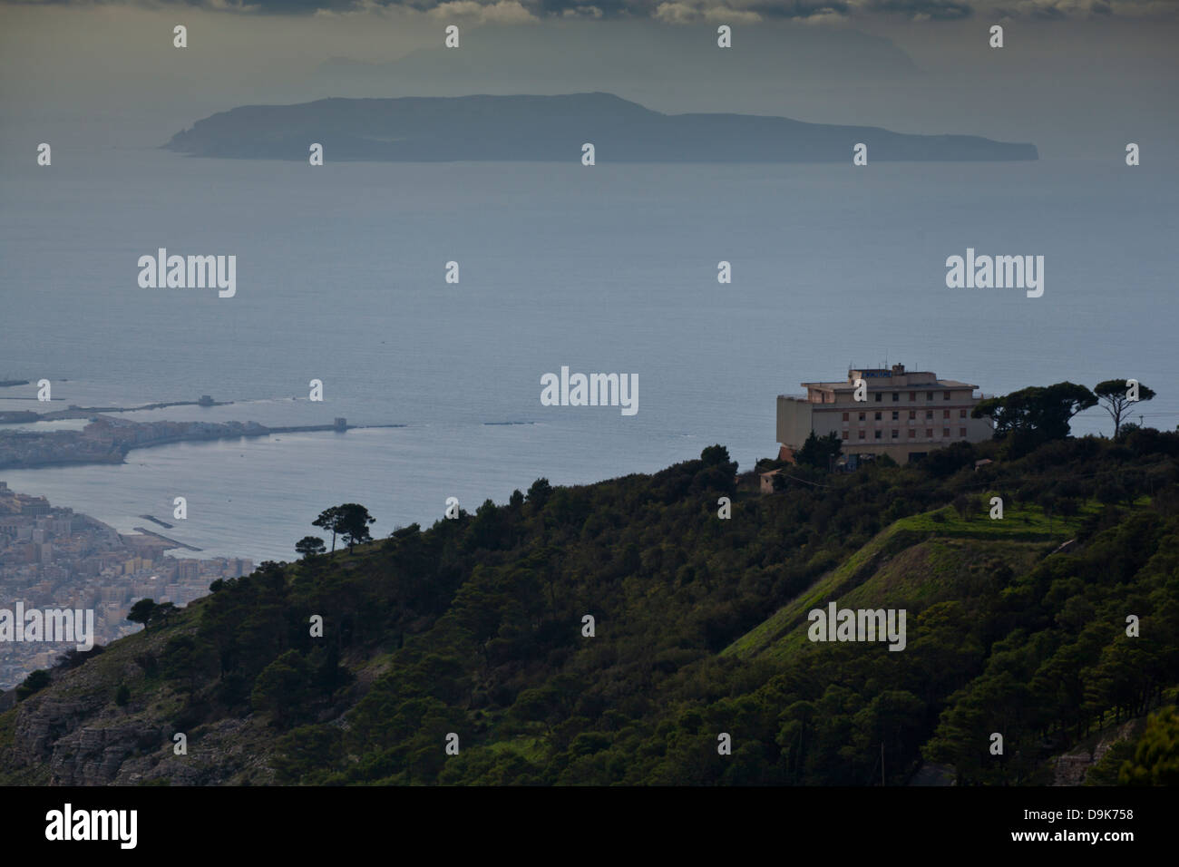 Eine Ansicht von Trapani und Inseln der Ägadischen Inseln genommen von der mittelalterlichen Stadt Erice in der Provinz von Trapani, Sizilien. Stockfoto