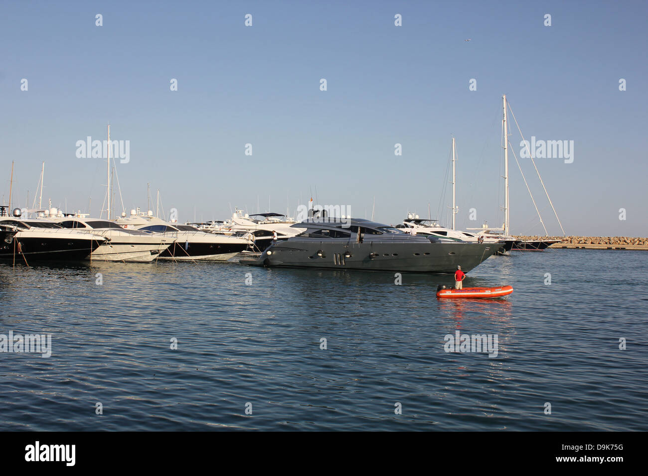 Luxus motor Superyacht Rückkehr auf Liegeplatz in Puerto Portals Marina, Calvia, South West Mallorca / Mallorca, Balearen Stockfoto