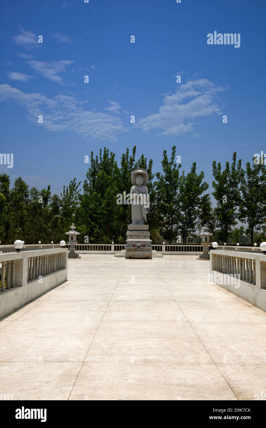 Statue von Lord Buddha in koreanischen Tempel, Sravasti, Uttar Pradesh, Indien Stockfoto