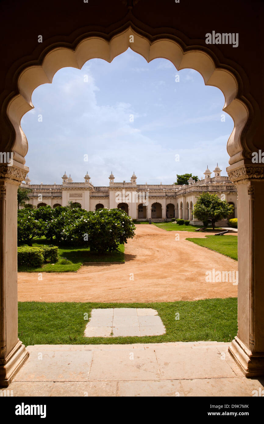 Ansicht der Fassade durch Bogen, Chowmahalla Palast, Hyderabad, Andhra Pradesh, Indien Stockfoto