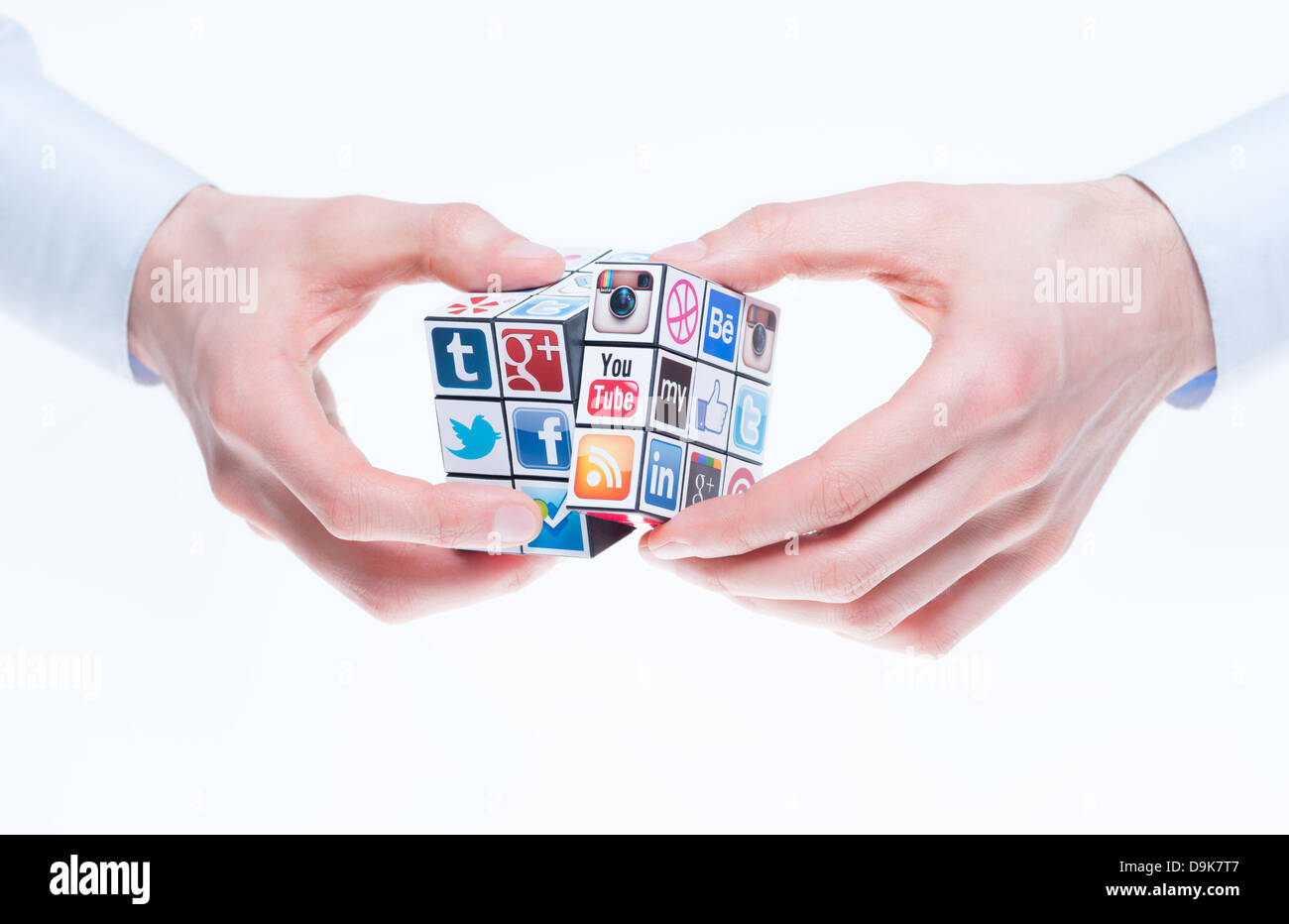 Eine Hand hält Rubiks Cube mit Logos von bekannten social-Media-Marken. Stockfoto