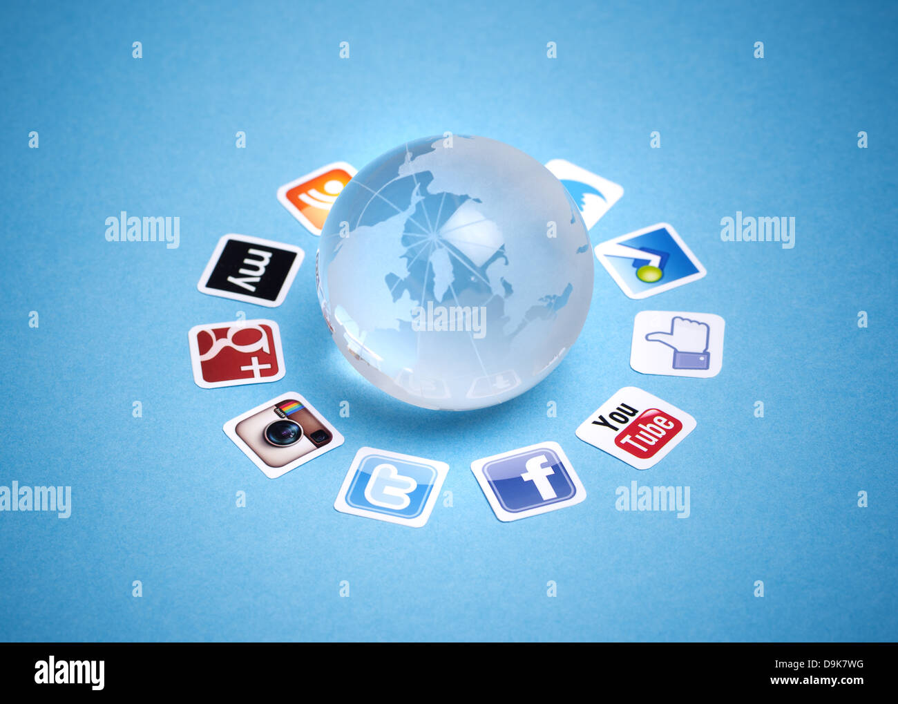 Eine Logo-Sammlung von bekannten social-Media-Marken auf Papier gedruckt und um Glaskugel gelegt. Stockfoto