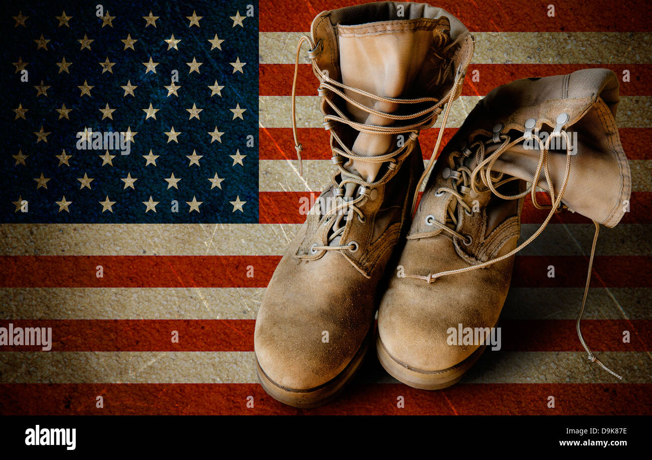 Grunge US Army Stiefel auf sandigen amerikanische Flagge Hintergrund  collage Stockfotografie - Alamy