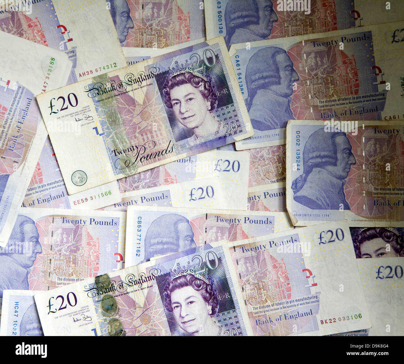 Zwanzig Pfund-Noten verteilt Blick von oben Stockfoto