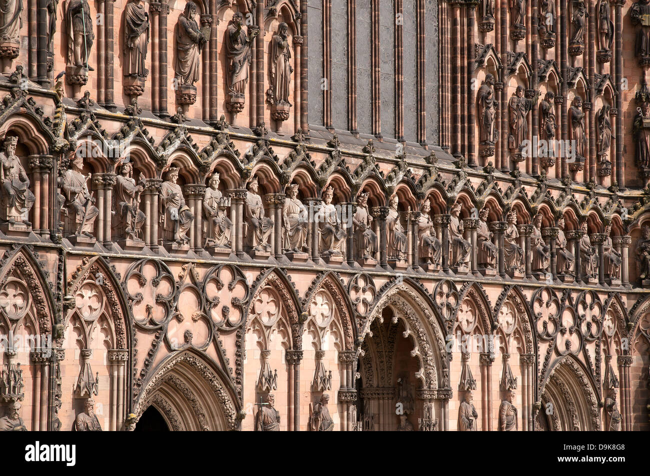 Reich verzierte Westfassade Lichfield Kathedrale Englands zeigt Statuen der Könige im viktorianischen Zeitalter von Sir George Gilbert Scott renoviert Stockfoto