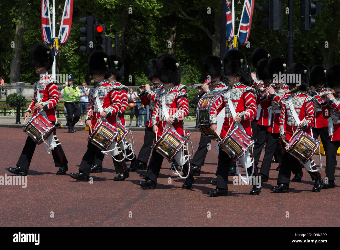 Die Band von der Welsh Guards marschieren in London mit einem Londoner Polizisten gerade auf. Stockfoto