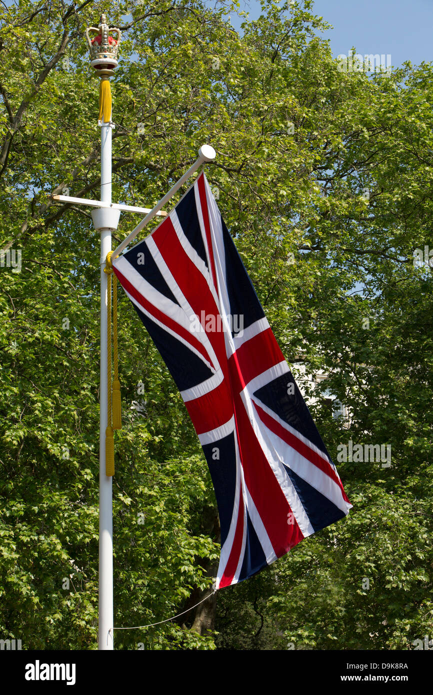 Ein Union Jack fliegen auf eine Fahnenstange mit einer Krone auf der Spitze. Stockfoto