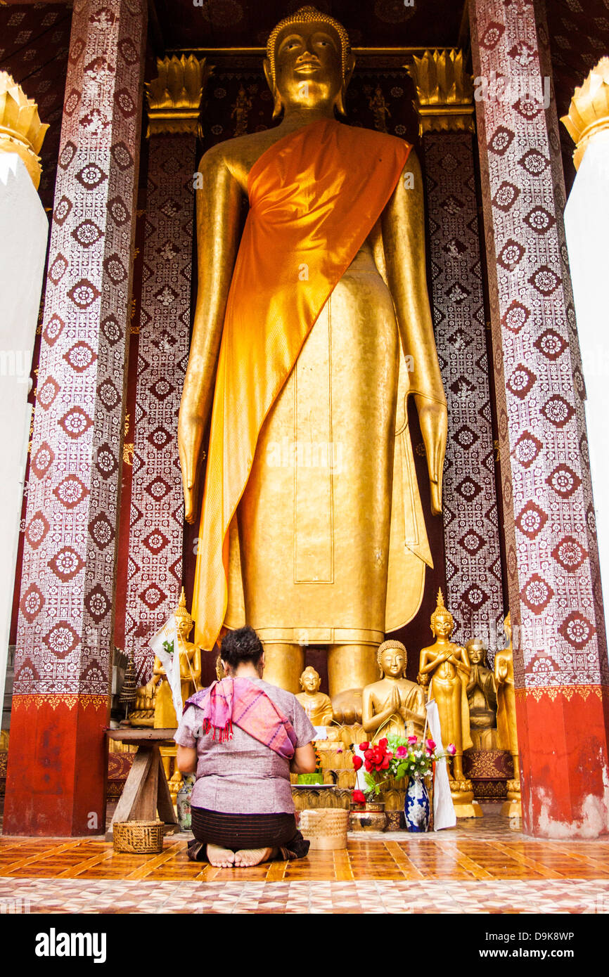 Beten ein Standing Buddha in Luang Prabang, Laos Stockfoto