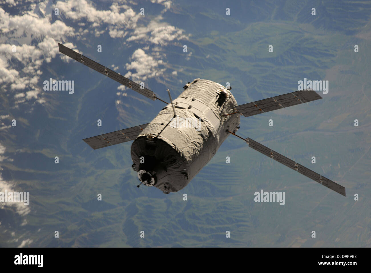 European Space Agency Versorgung und Unterstützung der Fähre Automated Transfer Vehicle namens Albert Einstein nähert sich der internationalen Raumstation ISS andocken 15. Juni 2013 in Erde zu umkreisen. ATV Albert Einstein brachte 7 Töne von Lieferungen, Treibmittel und Experimenten zu dem Komplex. Stockfoto
