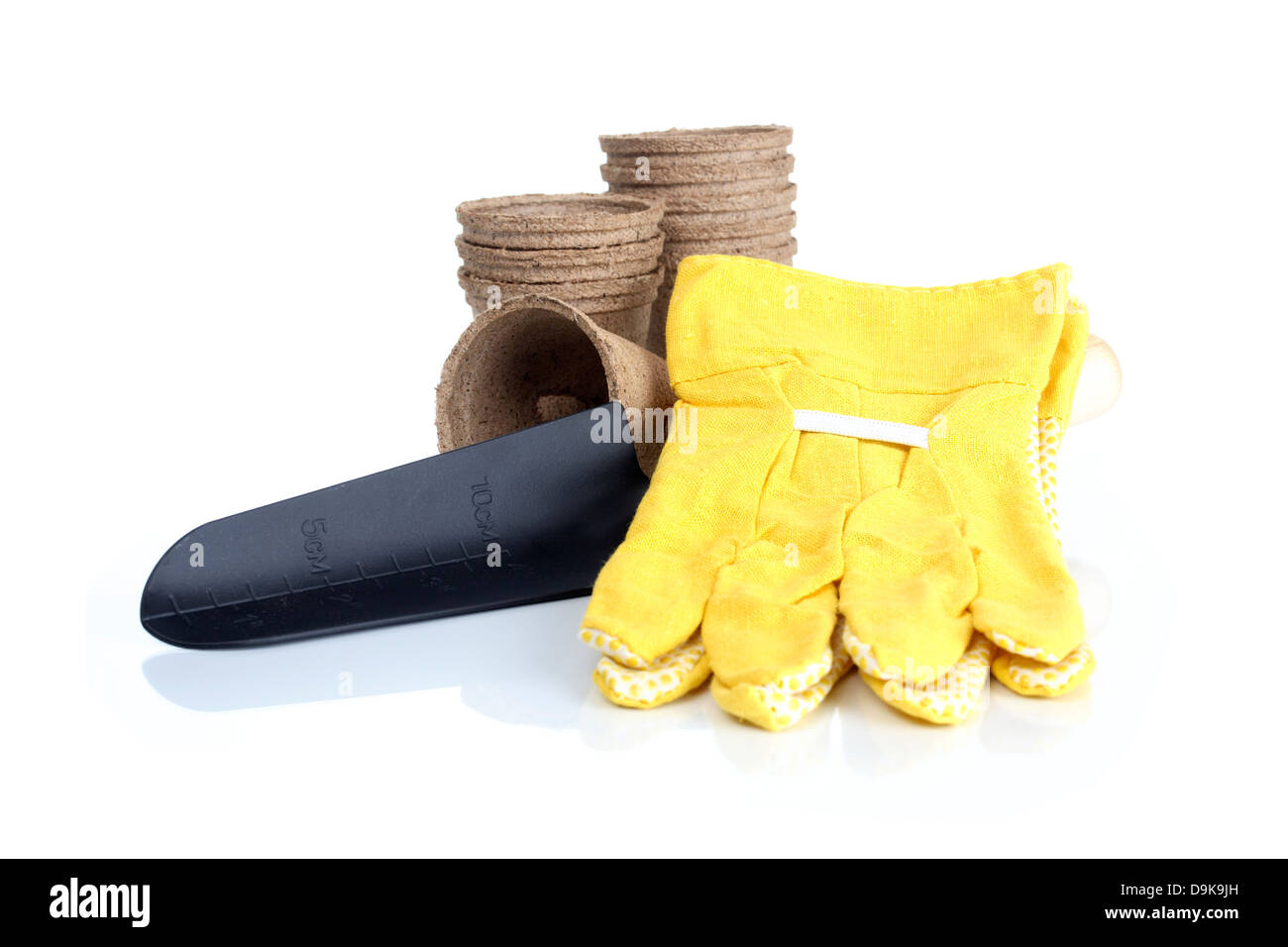 Torftöpfe, Schaufel und Handschuhe Stockfoto