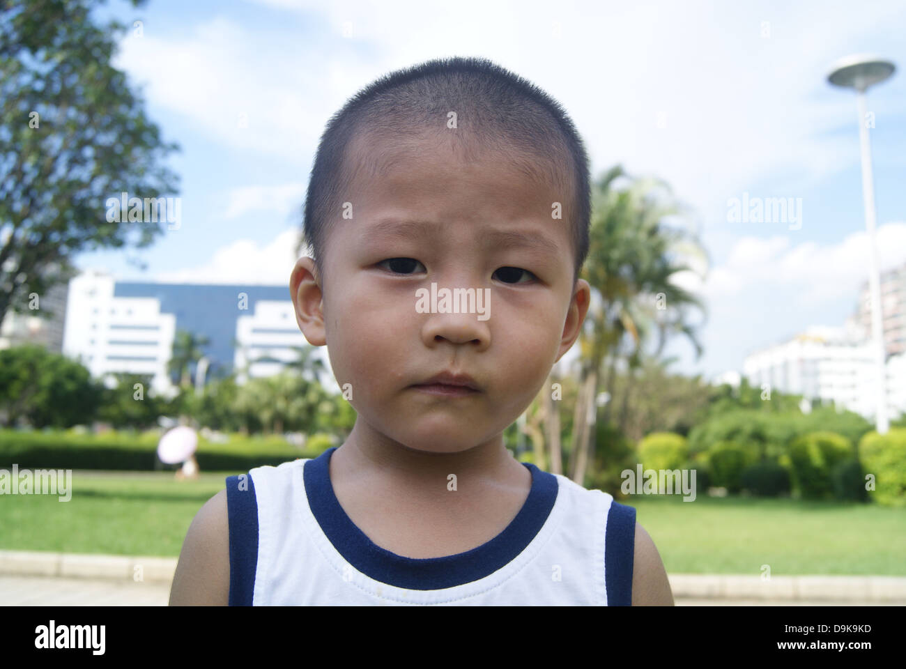 Ein kleiner Junge, in Shenzhen Xixiang Grünanlagen zu spielen, sehr schön aussehen. In China. Stockfoto